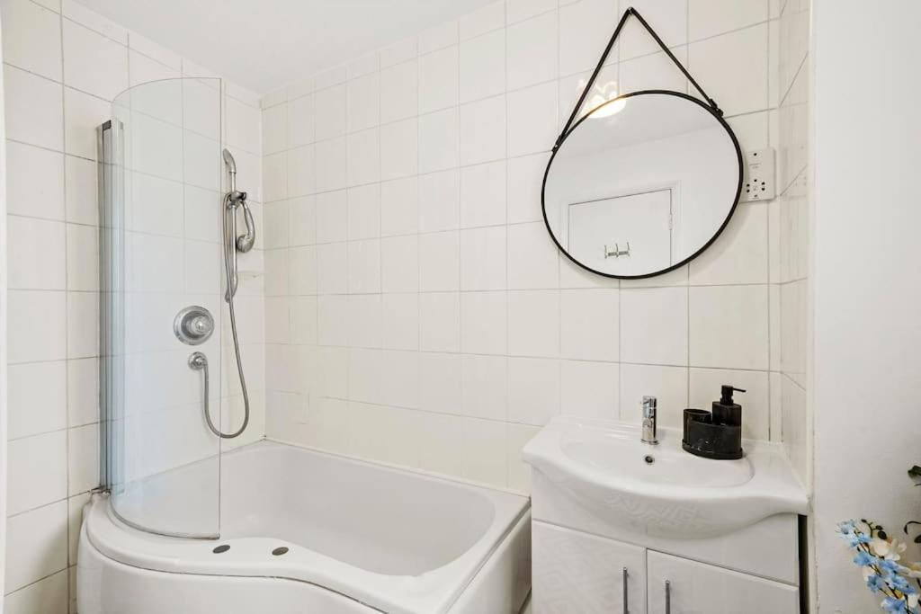 לונדון Cosy Apartment 5 Guests 3 Beds 1 Sofa Bed Lewisham מראה חיצוני תמונה